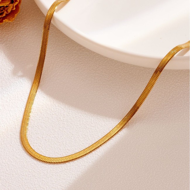 Non-fading, light luxury, niche gold flat snake neck chain with a high-end design, minimalist style, light luxury necklace for women