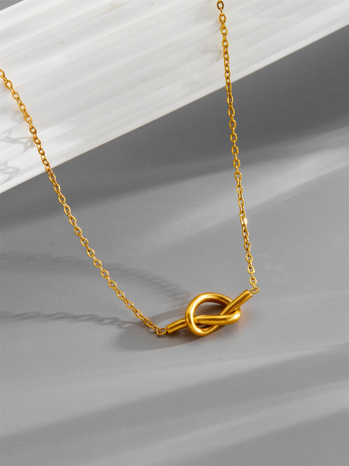 Korean and Japanese retro-style simple and elegant personalized heart knot titanium steel necklace for women, non-fading collarbone chain