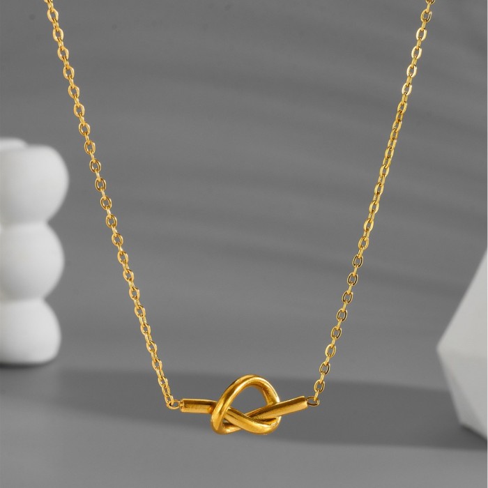 Korean and Japanese retro-style simple and elegant personalized heart knot titanium steel necklace for women, non-fading collarbone chain