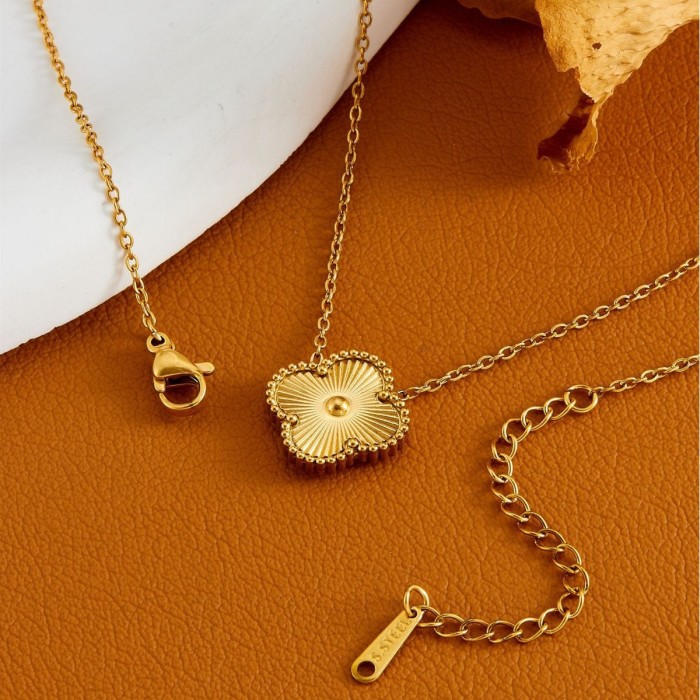 Factory direct sale of new four-leaf clover necklace for women, vintage French style, high-quality fashion pendant, 18K gold collarbone chain