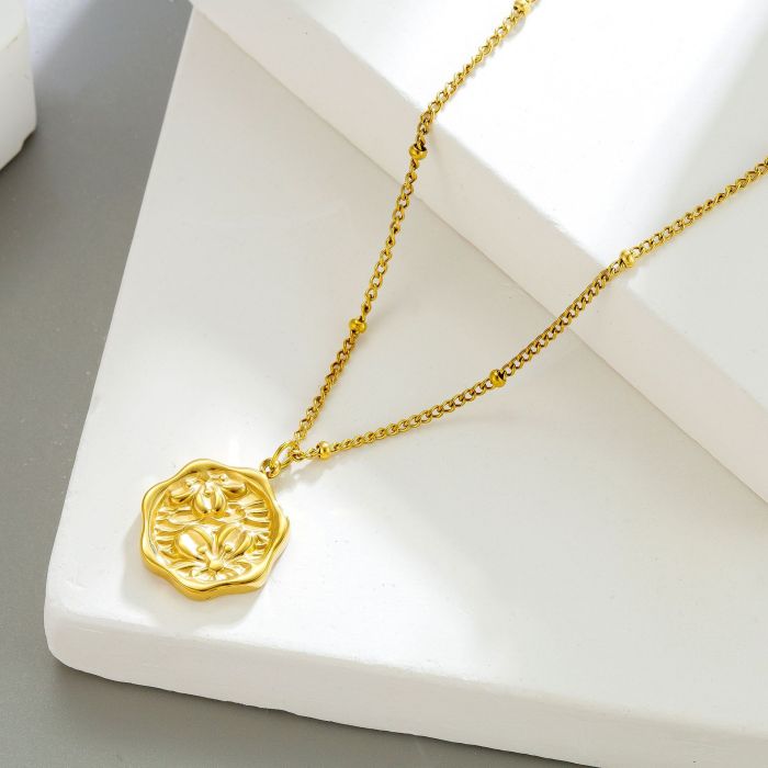 Simple and elegant peach blossom pendant necklace for women, niche design, light luxury, high-end feel, versatile titanium steel collarbone chain