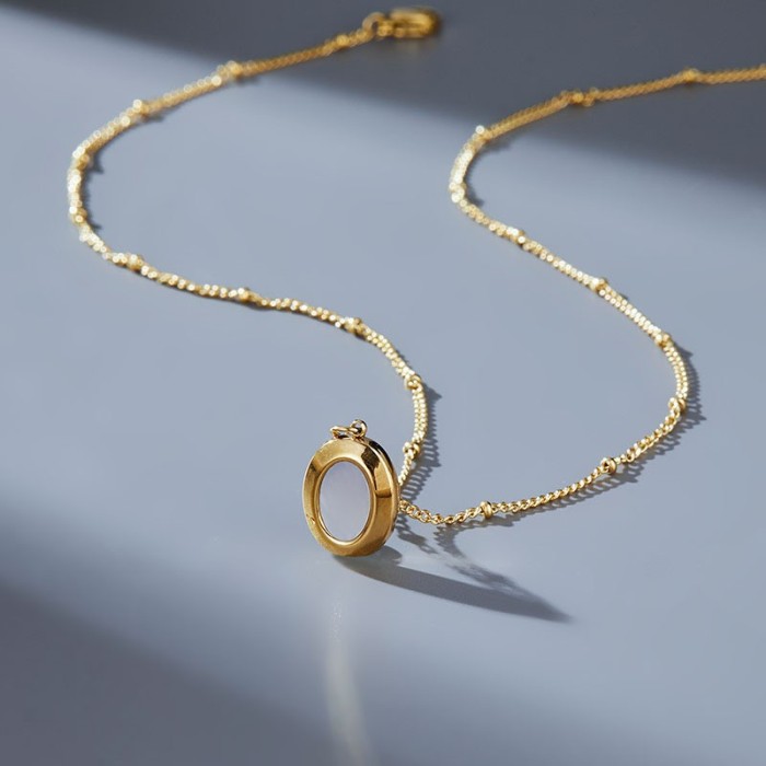 French-style elegant evening party fashion accessory: titanium steel gold-plated oval pendant inlaid with colorful mother-of-pearl necklace for women