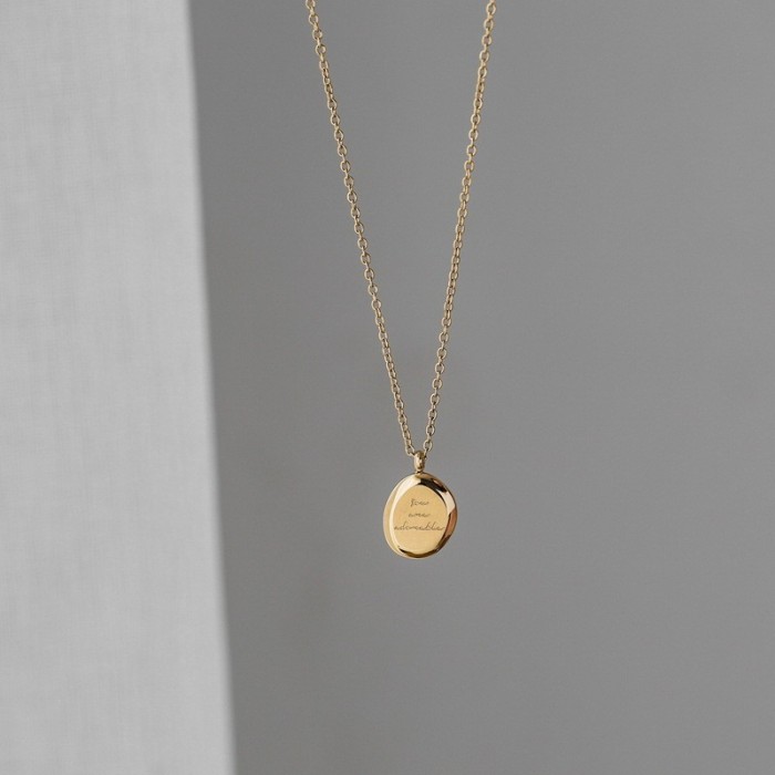Simple and versatile English letter irregular small gold bar pendant necklace for women, collarbone chain, stylish and trendy