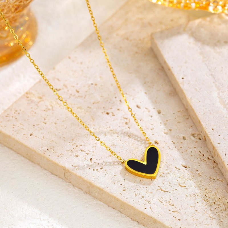 Summer titanium steel heart pendant necklace 2022 new model for women, niche design, light luxury collarbone chain, simple neck chain