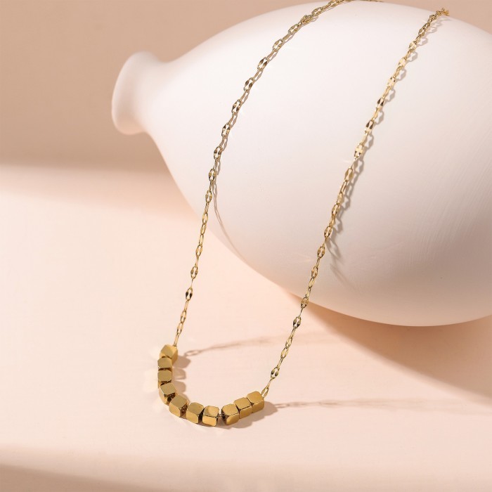 Elegant internet celebrity small square pendant necklace for women, clavicle chain, light luxury niche design, brings wealth from all directions, sweater chain for women
