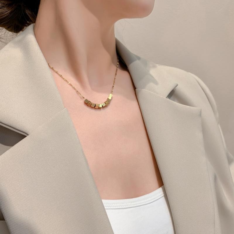 Elegant internet celebrity small square pendant necklace for women, clavicle chain, light luxury niche design, brings wealth from all directions, sweater chain for women