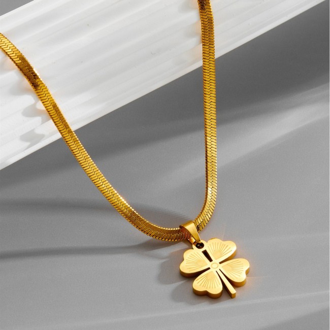 Four-leaf clover lucky flower gold titanium steel light luxury necklace, fashionable and elegant collarbone chain, simple and versatile metal necklace for women