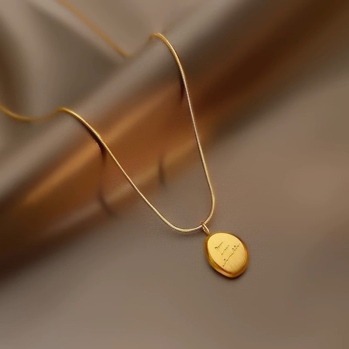 Simple and versatile English letter irregular small gold bar pendant necklace for women, collarbone chain, stylish and trendy