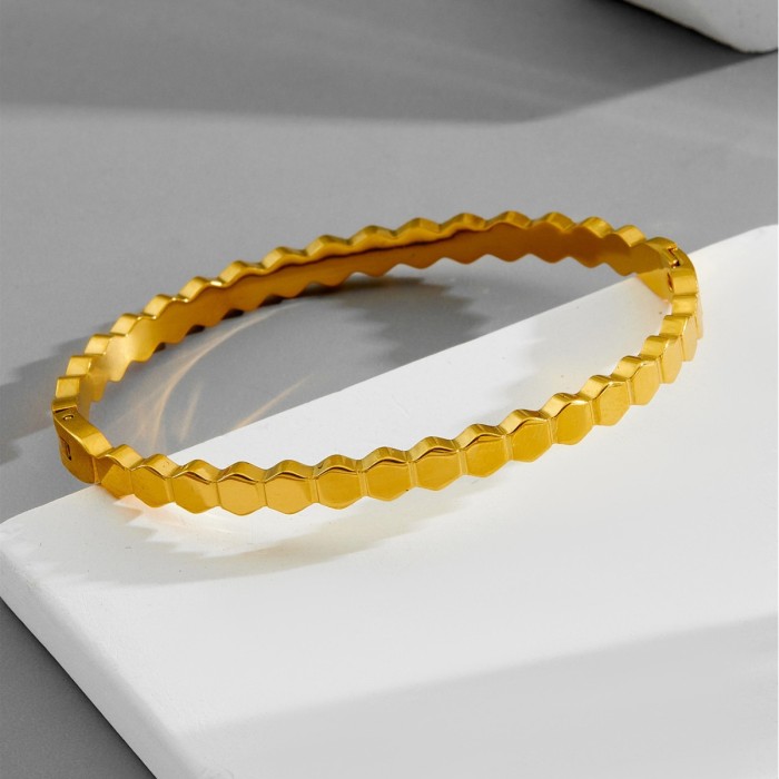 Simple and stylish 4mm wide honeycomb hexagon versatile bracelet, titanium steel gold-plated wristband