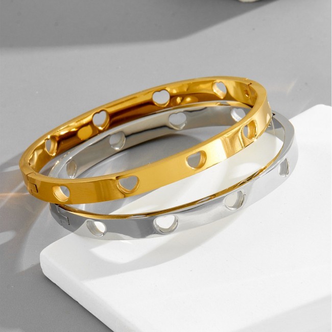 Cross-border European and American heart-shaped hollow stainless steel bracelet for women, high-end electroplated simple wristband jewelry for men, wholesale from manufacturer
