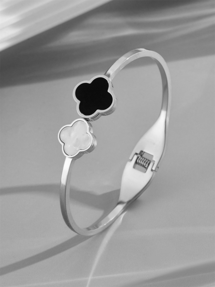 Korean-style classic black and white clover titanium steel bracelet for women, fashionable and versatile stainless steel simple jewelry, wholesale from manufacturer