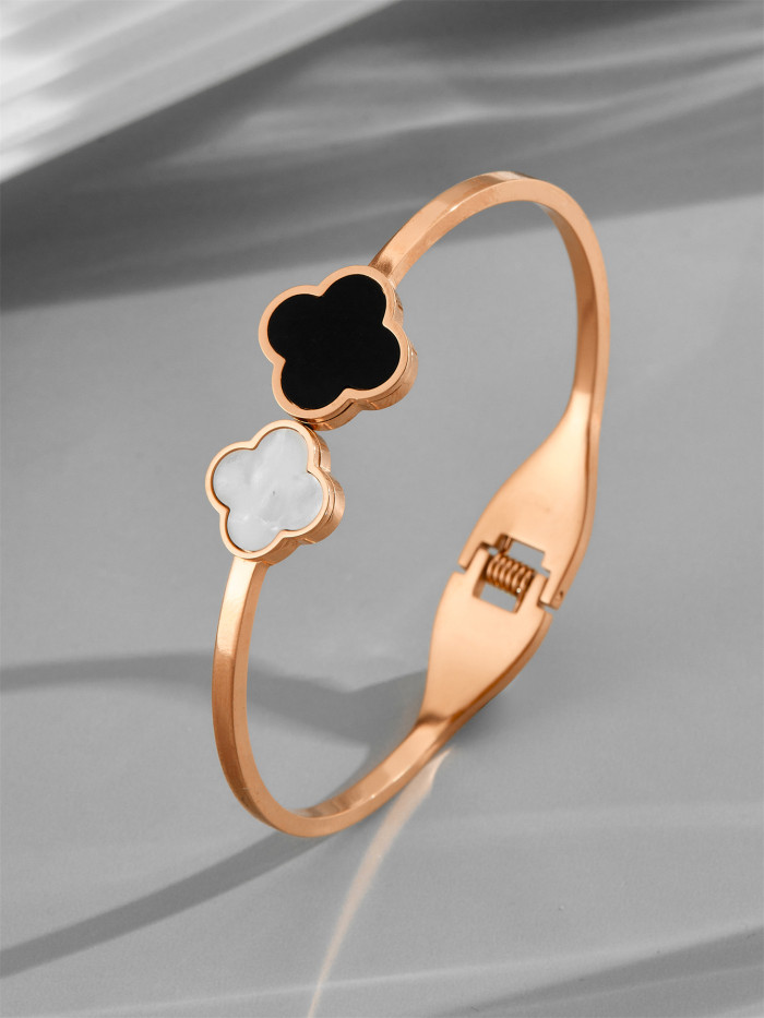 Korean-style classic black and white clover titanium steel bracelet for women, fashionable and versatile stainless steel simple jewelry, wholesale from manufacturer