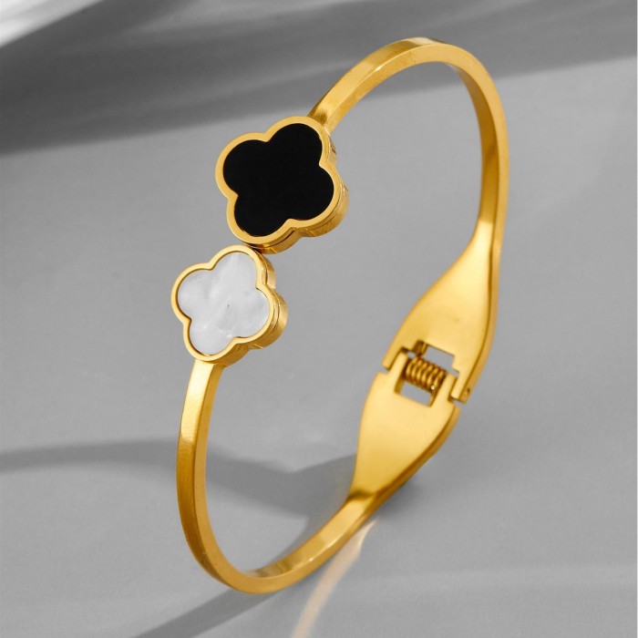 Korean-style classic black and white clover titanium steel bracelet for women, fashionable and versatile stainless steel simple jewelry, wholesale from manufacturer