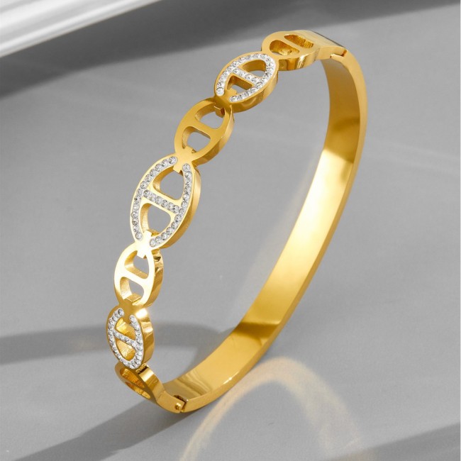 Luxurious high-quality pig nose bracelet with interlocking rings, simple and unique design, a versatile and stylish gift for friends