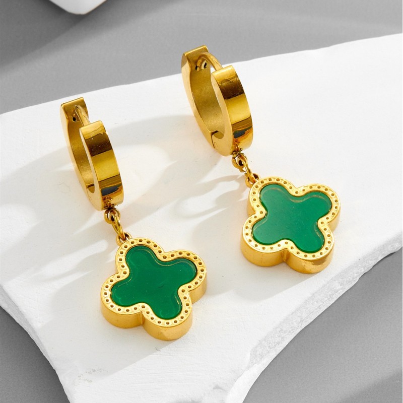 Korean-style lucky four-leaf clover titanium steel earrings, simple and versatile short earrings, light luxury 18k gold-plated earrings
