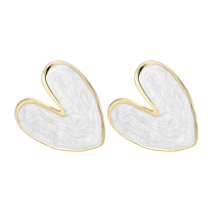 French-style vintage heart-shaped earrings for women, unique design with a high-end feel, stainless steel earrings, light luxury versatile studs