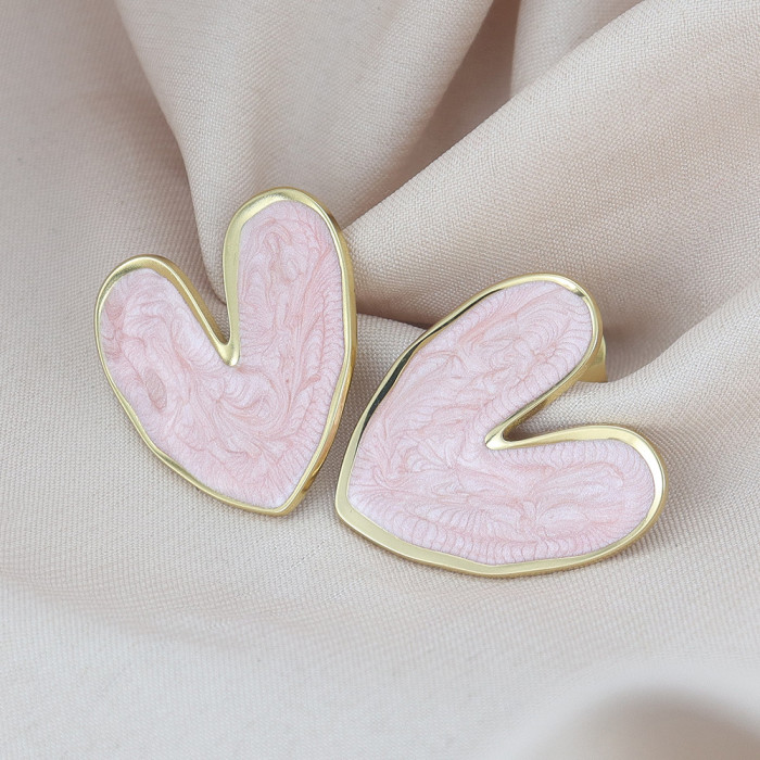 French-style vintage heart-shaped earrings for women, unique design with a high-end feel, stainless steel earrings, light luxury versatile studs