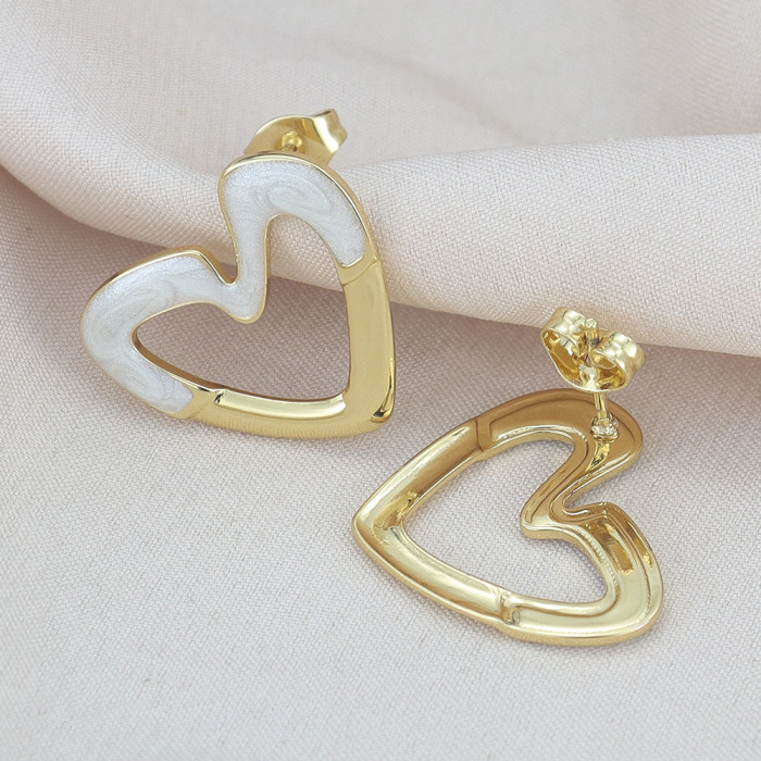 European and American fashion heart-shaped hollow oil-drip earrings, titanium steel studs, unique heart-shaped earrings, high-end trendy ear accessories