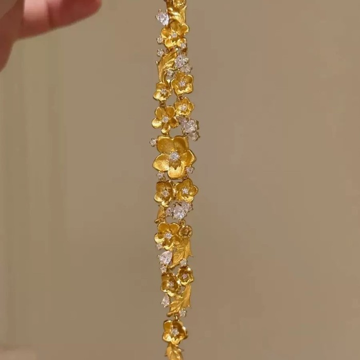 Vintage Gold-Plated Bracelet with Sparkling Diamond-Embellished Begonia Flower, New Chinese Style Exquisite Wristband Accessory for Women