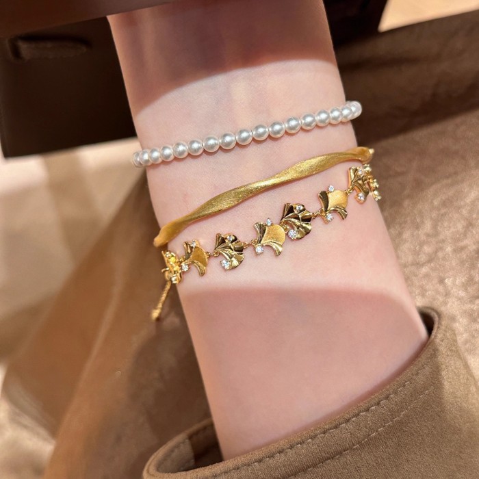 This gold-plated, diamond-studded ginkgo leaf bracelet exudes a luxurious and high-end vibe, featuring intricate craftsmanship and a grand, elegant design inspired by traditional Chinese aesthetics.