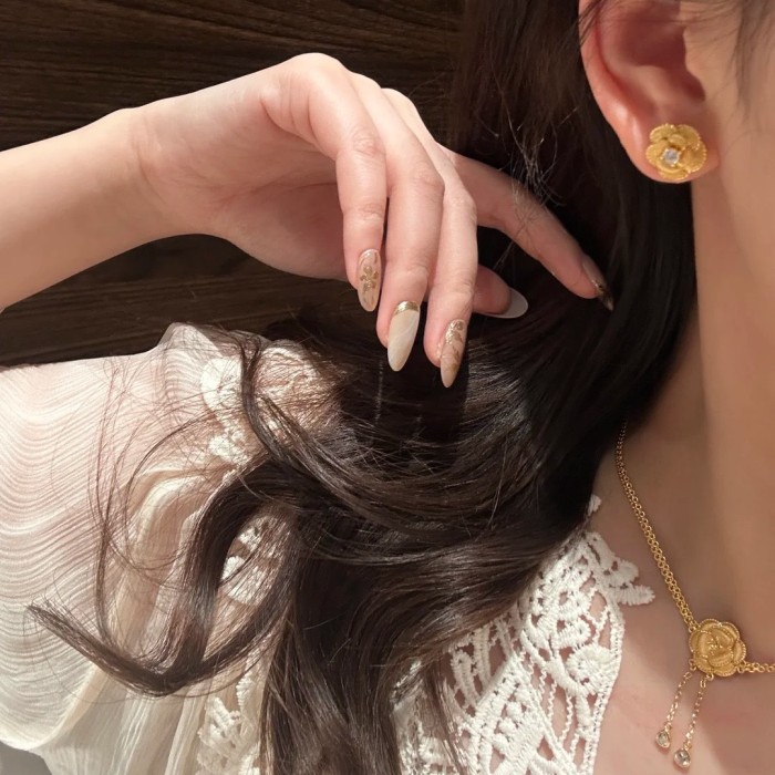 French vintage court style brushed camellia choker with diamond-studded rose flower earrings