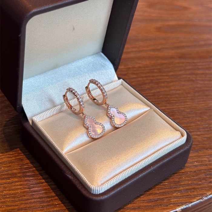 Popular on Xiaohongshu: French-style light luxury niche earrings with a sweet and cool vibe, pink fortune and prosperity studs