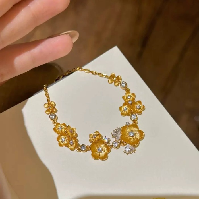 Vintage Gold-Plated Bracelet with Sparkling Diamond-Embellished Begonia Flower, New Chinese Style Exquisite Wristband Accessory for Women