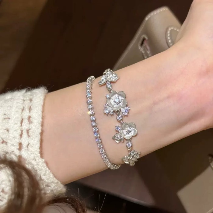 Vintage Gold-Plated Bracelet with Sparkling Diamond-Embellished Begonia Flower, New Chinese Style Exquisite Wristband Accessory for Women