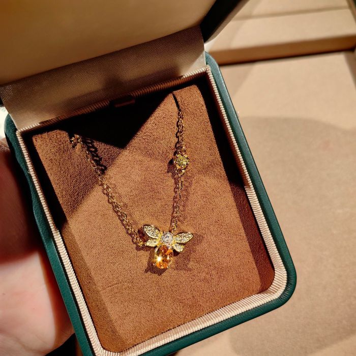 Cross-border minimalist pendant necklace, yellow crystal jewelry with diamonds, clavicle chain for women, little bee design