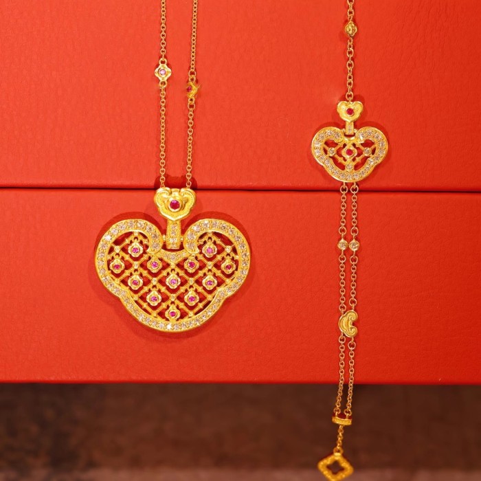 Zhao Lu Si's same style cloud-patterned Ruyi lock bag, new Chinese-style hollow diamond-encrusted gold-plated red corundum bracelet for women