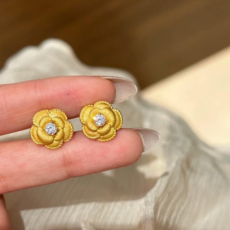 French vintage court style brushed camellia choker with diamond-studded rose flower earrings