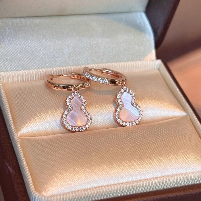 Popular on Xiaohongshu: French-style light luxury niche earrings with a sweet and cool vibe, pink fortune and prosperity studs