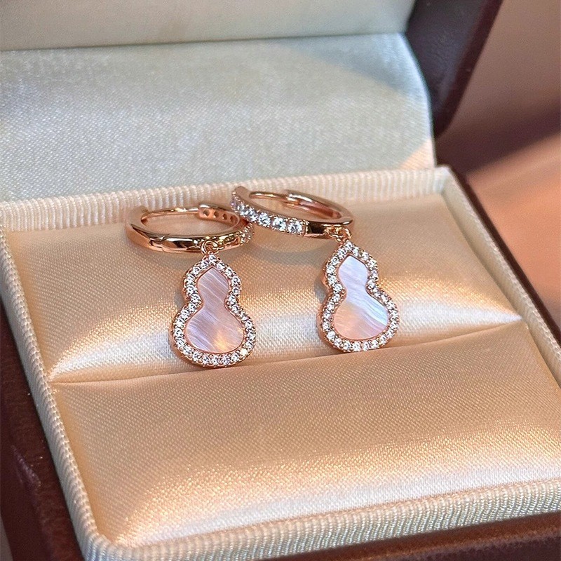 Popular on Xiaohongshu: French-style light luxury niche earrings with a sweet and cool vibe, pink fortune and prosperity studs