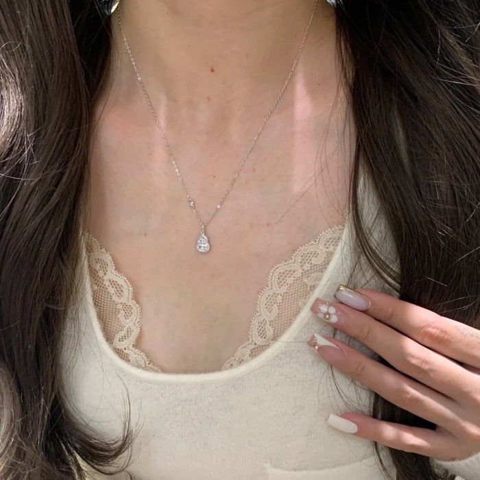New Chinese-style white diamond gourd necklace for women, light luxury, fashionable and versatile, small gourd pendant, high-end fortune and prosperity collarbone chain