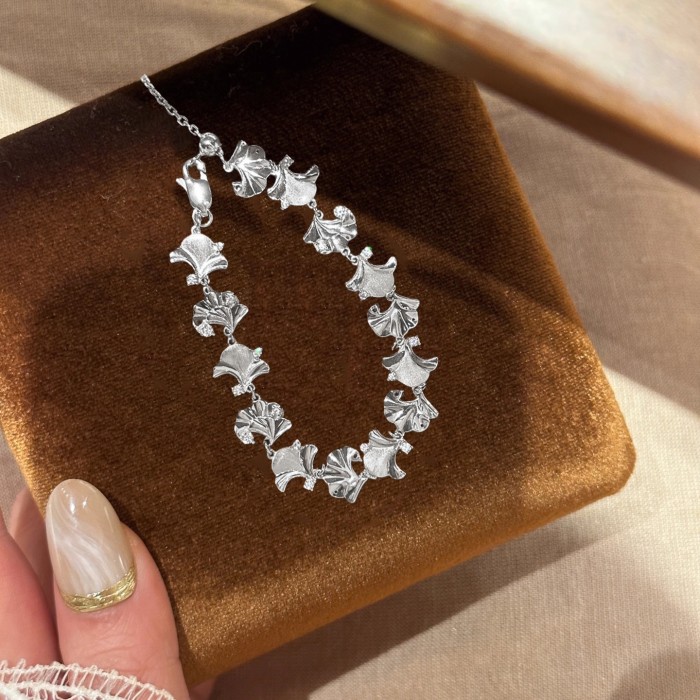 This gold-plated, diamond-studded ginkgo leaf bracelet exudes a luxurious and high-end vibe, featuring intricate craftsmanship and a grand, elegant design inspired by traditional Chinese aesthetics.