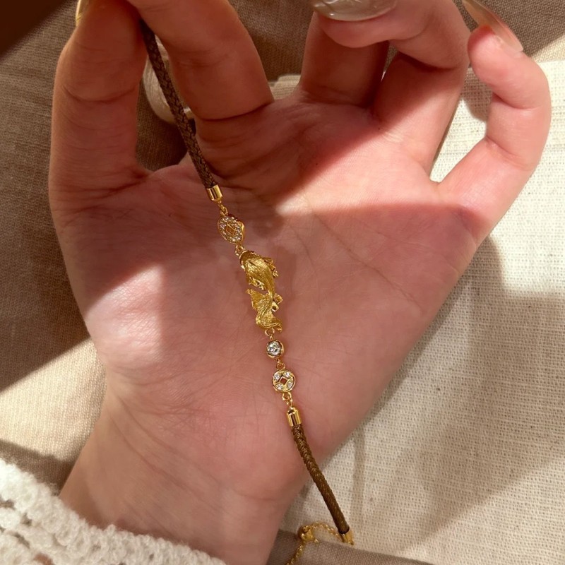 New Chinese-style retro elegant red string braided bracelet with koi fish and coins, featuring a high-end feel, adorned with diamonds, luxurious and exquisite hand jewelry
