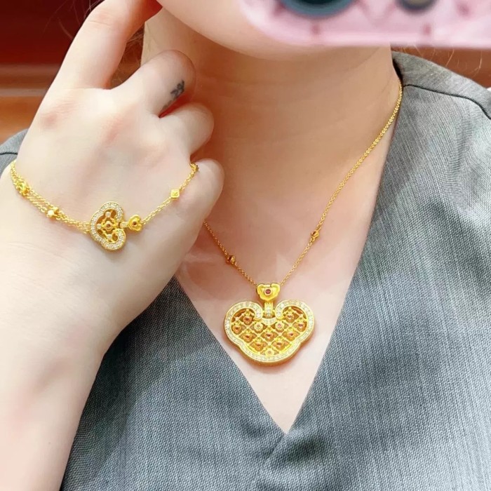Zhao Lu Si's same style cloud-patterned Ruyi lock bag, new Chinese-style hollow diamond-encrusted gold-plated red corundum bracelet for women