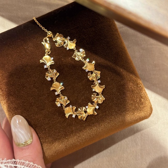 This gold-plated, diamond-studded ginkgo leaf bracelet exudes a luxurious and high-end vibe, featuring intricate craftsmanship and a grand, elegant design inspired by traditional Chinese aesthetics.