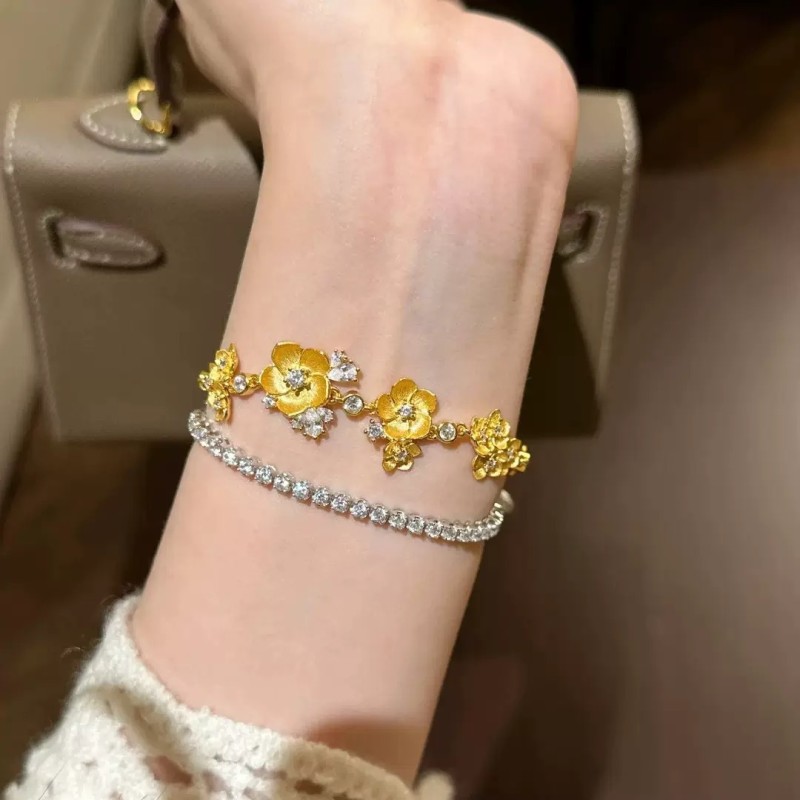 Vintage Gold-Plated Bracelet with Sparkling Diamond-Embellished Begonia Flower, New Chinese Style Exquisite Wristband Accessory for Women