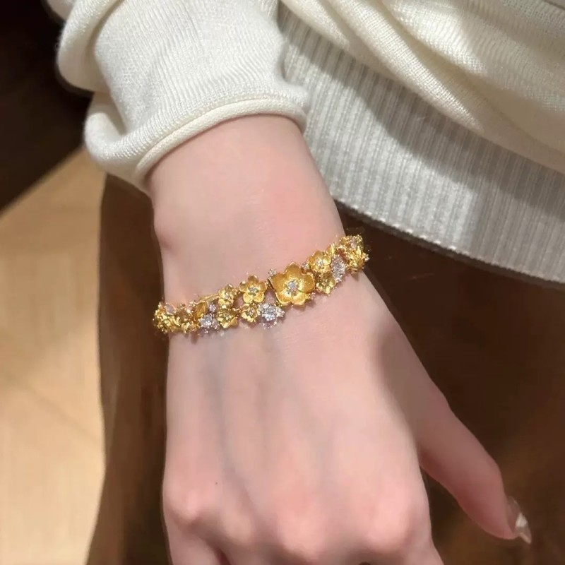 Vintage Gold-Plated Bracelet with Sparkling Diamond-Embellished Begonia Flower, New Chinese Style Exquisite Wristband Accessory for Women