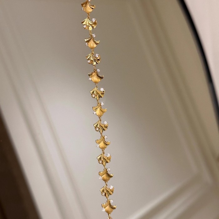 This gold-plated, diamond-studded ginkgo leaf bracelet exudes a luxurious and high-end vibe, featuring intricate craftsmanship and a grand, elegant design inspired by traditional Chinese aesthetics.