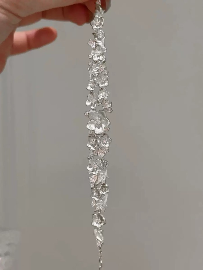 Vintage Gold-Plated Bracelet with Sparkling Diamond-Embellished Begonia Flower, New Chinese Style Exquisite Wristband Accessory for Women