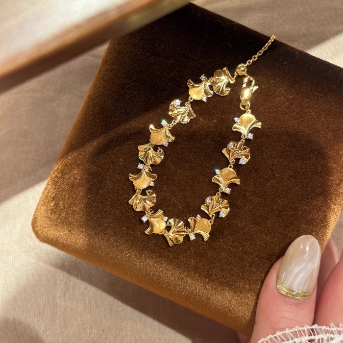 This gold-plated, diamond-studded ginkgo leaf bracelet exudes a luxurious and high-end vibe, featuring intricate craftsmanship and a grand, elegant design inspired by traditional Chinese aesthetics.