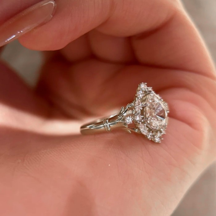 Vintage European Medieval Water Drop Ring, Ins-style Luxurious and Fashionable Medieval Diamond-encrusted Pear-shaped Wedding Ring for Women