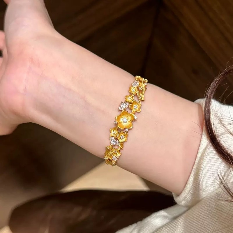 Vintage Gold-Plated Bracelet with Sparkling Diamond-Embellished Begonia Flower, New Chinese Style Exquisite Wristband Accessory for Women