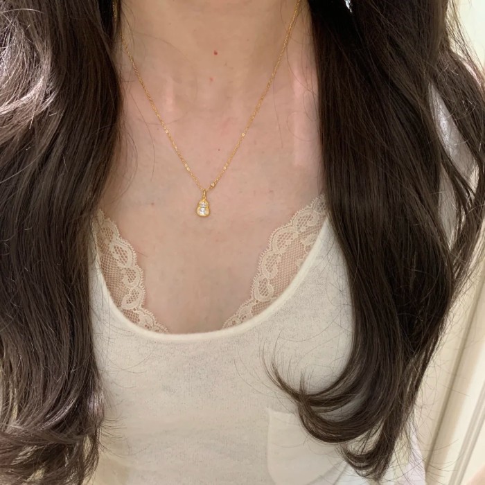New Chinese-style white diamond gourd necklace for women, light luxury, fashionable and versatile, small gourd pendant, high-end fortune and prosperity collarbone chain