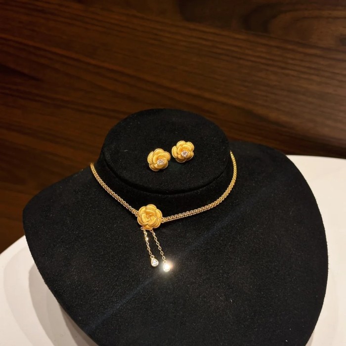 French vintage court style brushed camellia choker with diamond-studded rose flower earrings