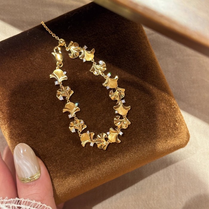 This gold-plated, diamond-studded ginkgo leaf bracelet exudes a luxurious and high-end vibe, featuring intricate craftsmanship and a grand, elegant design inspired by traditional Chinese aesthetics.