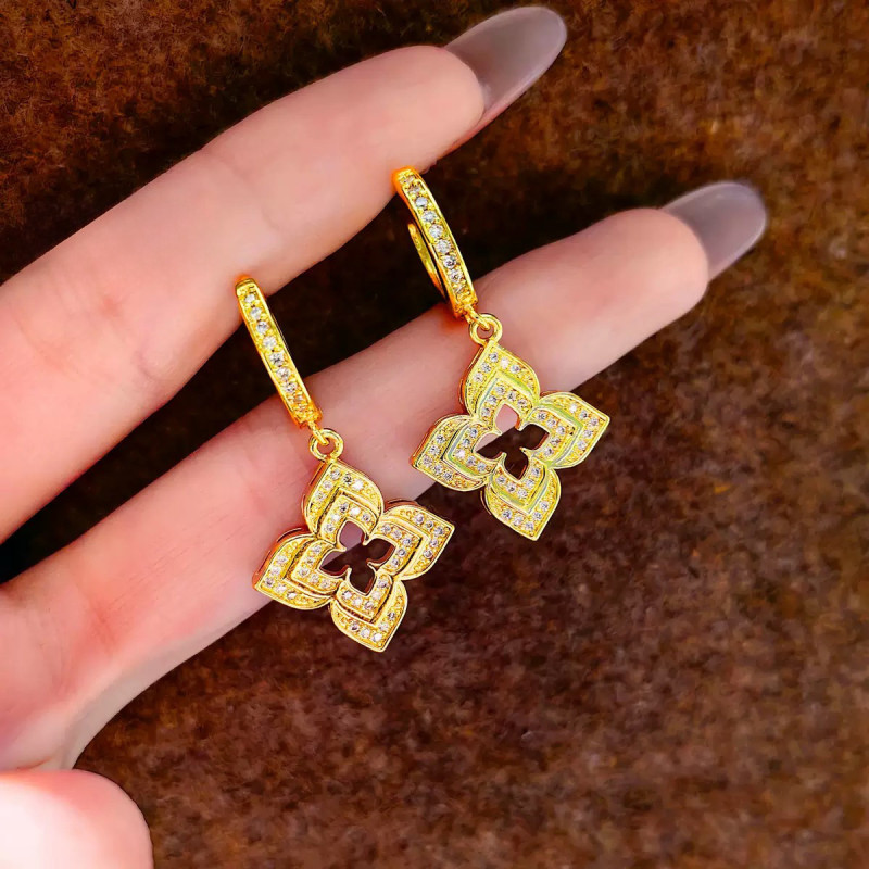 Brushed Italian Hollow Buccellati-style Earrings, French Vintage Starburst Diamond-embellished Four-leaf Clover Earrings, Light Luxury Women's Drop Earrings