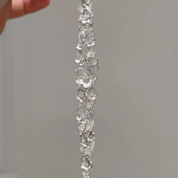Vintage Gold-Plated Bracelet with Sparkling Diamond-Embellished Begonia Flower, New Chinese Style Exquisite Wristband Accessory for Women